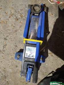 lot 587 image: 2-Ton Hydraulic Trolley Jack