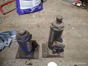 lot 588 image: (2) Bottle Jacks