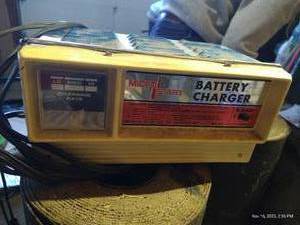 lot 593 image: Vintage Micro Start Auto Battery Charger