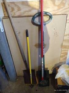 lot 596 image: (4) Garden Tools - Shovels, Etc.