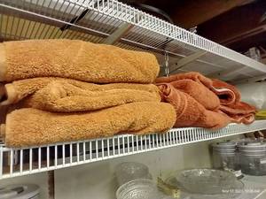 lot 636 image: Orange Bath Towel & Floor Rugs