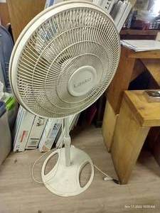 lot 641 image: Telescoping Fan