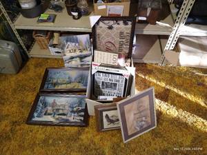 lot 717 image: Box of Wall Decor