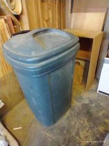 lot 750 image: Trash Bin wHandle & Lid & Contents