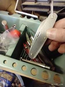 lot 759 image: Small Tote of Knives & Tools