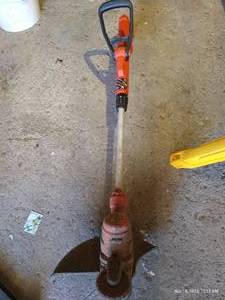 lot 847 image: Black & Decker Electric Weed Trimmer