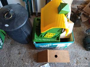 lot 850 image: Bug Zapper, Bird Houses, Butterfly House