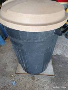 lot 853 image: Square Dolly & Trash Bin WLid