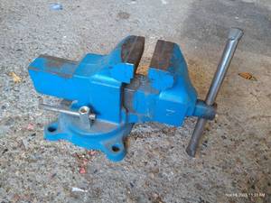lot 854 image: Heavy Duty Yost Mfg. Bench Vise