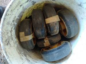 lot 857 image: Bucket With Several Heavy Casters
