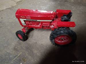lot 929 image: Vintage International Farmall Die-Cast Tractor