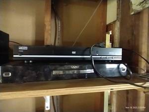 lot 938 image: DVD Player & Blu-Ray Player