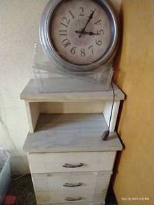 lot 948 image: Nightstand & Clock