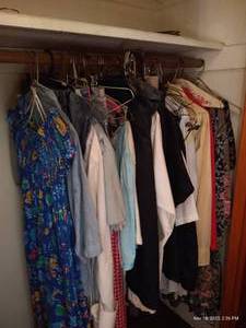 lot 952 image: Closet Full of Clothes -  Mostly Womens & Vintage