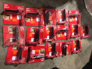 Lot of Assorted Milwaukee AIR-TIP 1-14 in. - 2-12 in. Low-Profile Pivoting Brush WetDry Shop Vacuum Attachment (1-Piece)   Customer Returns See Pictures