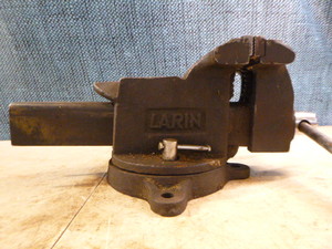 lot 114 image: Larin Bench Vise