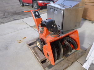 lot 10 image: Gilson Snowblower