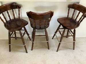 lot 22 image: Bar Stools
