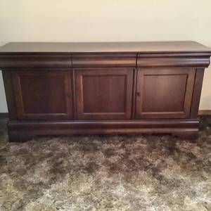 lot 68 image: Broyhill Furniture Industries Buffet