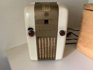 lot 76 image: Westinghouse Top Fridge Radio