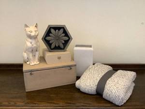 lot 56 image: Home Decor Lot