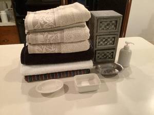 lot 549 image: Bathroom Supplies