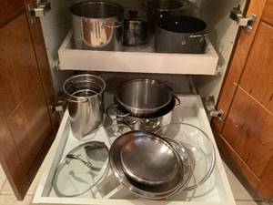 lot 423 image: Cookware and Lids