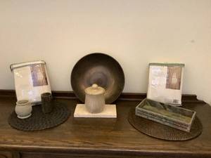 lot 587 image: Home Dcor