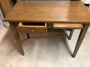lot 558 image: Small Desk