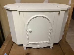 lot 559 image: Antique Cabinet