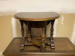 lot 561 image: Drop Leaf Side Table
