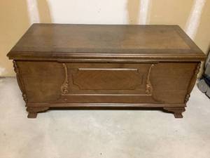 lot 562 image: Caswell Runyan Co. French Rosewood Fox Rose Trunk