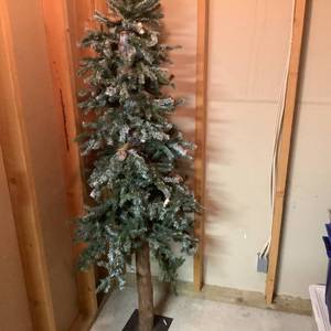 lot 563 image: Holiday Tree