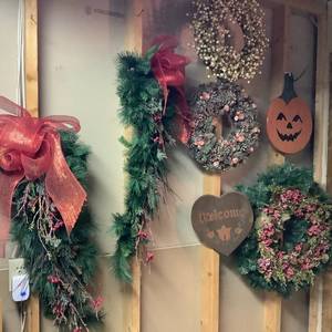 lot 566 image: Front Door Dcor