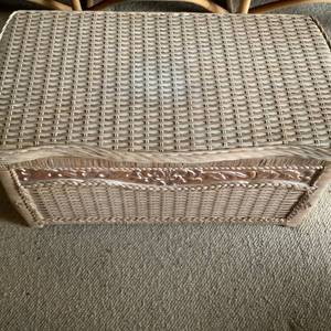 lot 570 image: Wicker ChestTrunk