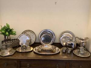 lot 571 image: Metal Serving Dishes