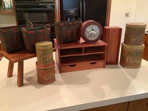 lot 572 image: Kitchen Organization and Dcor