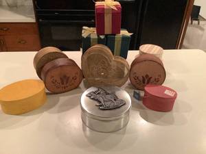 lot 613 image: Gift Boxes