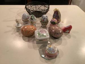 lot 614 image: Trinket Lot