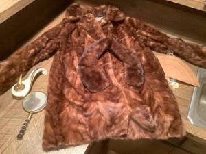 lot 631 image: Fancy Vintage Items and Fur