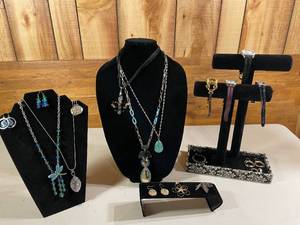 lot 152 image: Costume Jewelry Lot