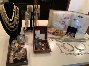 lot 656 image: Vintage Costume Jewelry Lot