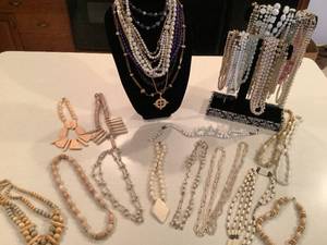 lot 657 image: Vintage-Present Costume Necklaces