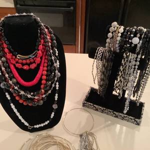 lot 658 image: Vintage-Present Costume Necklaces