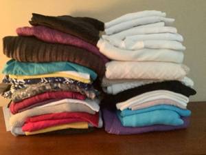 lot 685 image: Womens Tops