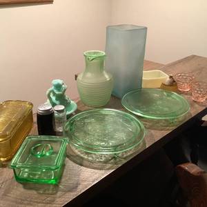 lot 231 image: Uranium Glass and Vintage Lot