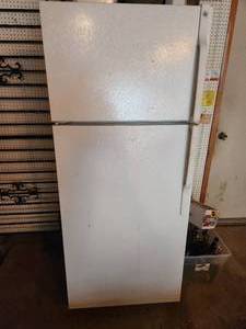 lot 712 image: GE Refridgerator
