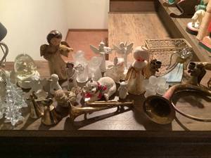 lot 725 image: Holiday Decor