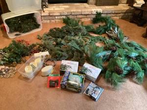 lot 727 image: HolidaySeasonal Greenery Decor