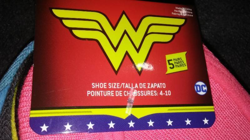 lot 747 image: Wonder Woman Themed 5 Pack Womens Ankle Socks size 9-11